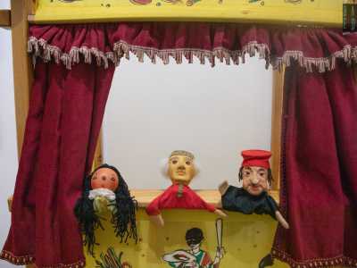 ...e persino un teatrino per i burattini 